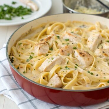 One Pot Cheesy Chicken Alfredo